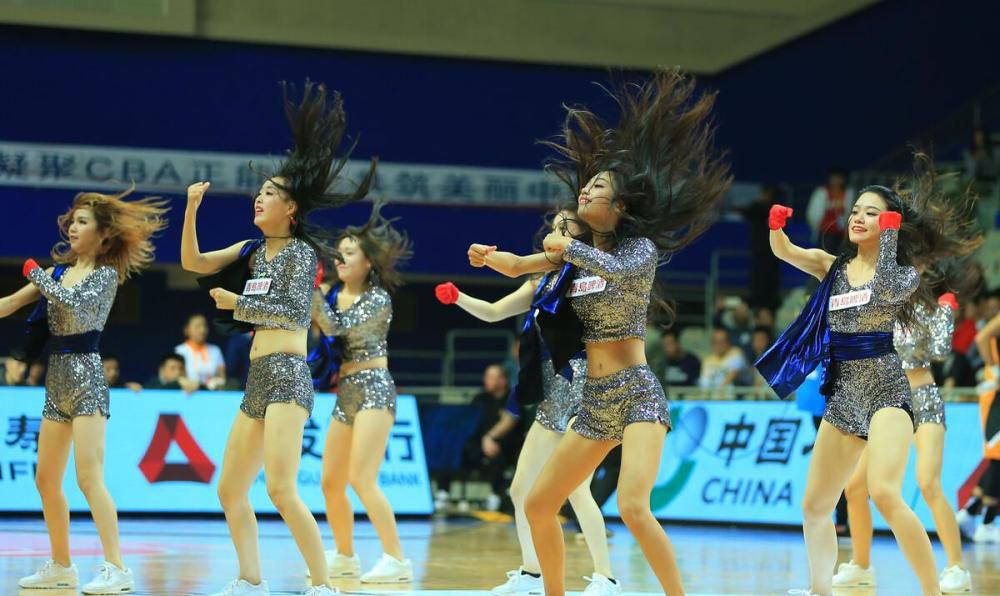 以勇气对抗青春这场;大雨以玉女形象出道的袁咏仪，塑造的角色几乎都是正面的，鲜有反派